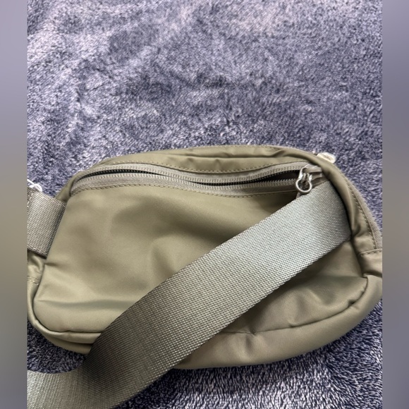 NWOT Lululemon Everywhere Belt Bag 1L - Picture 2 of 2